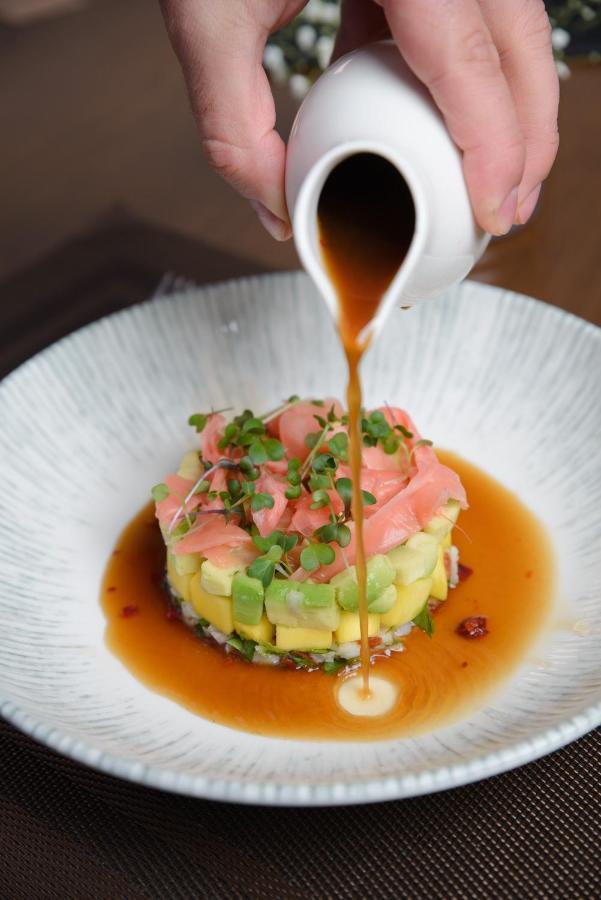 Royal Tulip Hotel & Casino, Tbilisi Exteriér fotografie Soy sauce being drizzled over a sushi dish