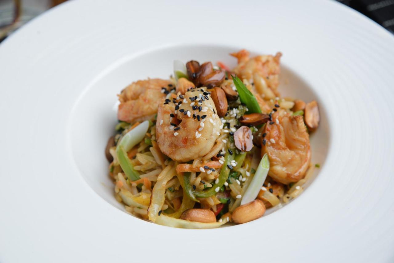 Royal Tulip Hotel & Casino, Tbilisi Exteriér fotografie Shrimp chow mein