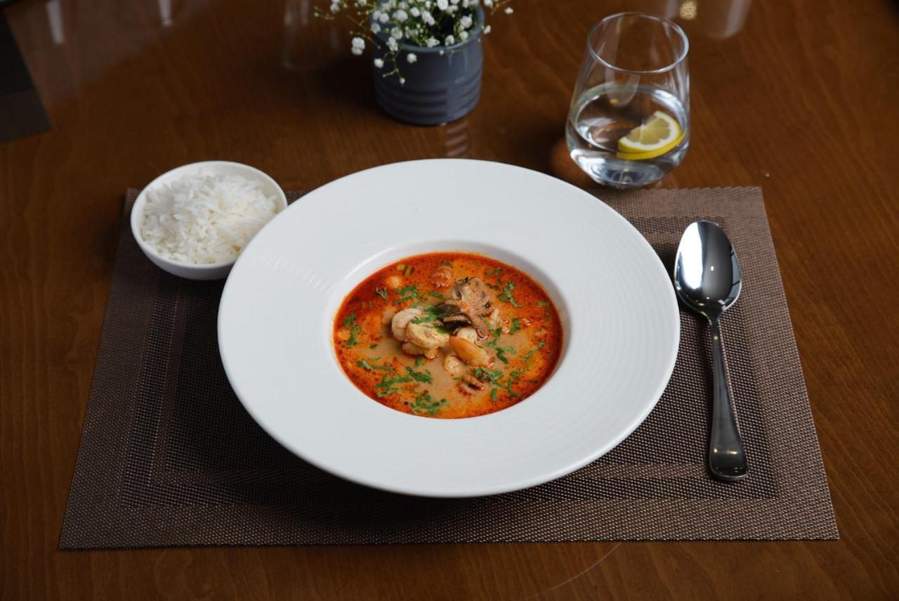 Royal Tulip Hotel & Casino, Tbilisi Exteriér fotografie A bowl of tom yum soup