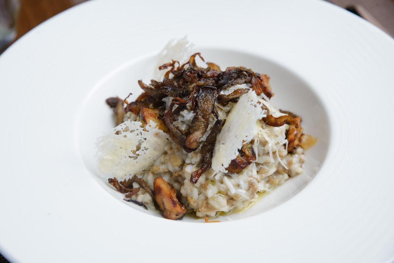 Royal Tulip Hotel & Casino, Tbilisi Exteriér fotografie A risotto with black truffle