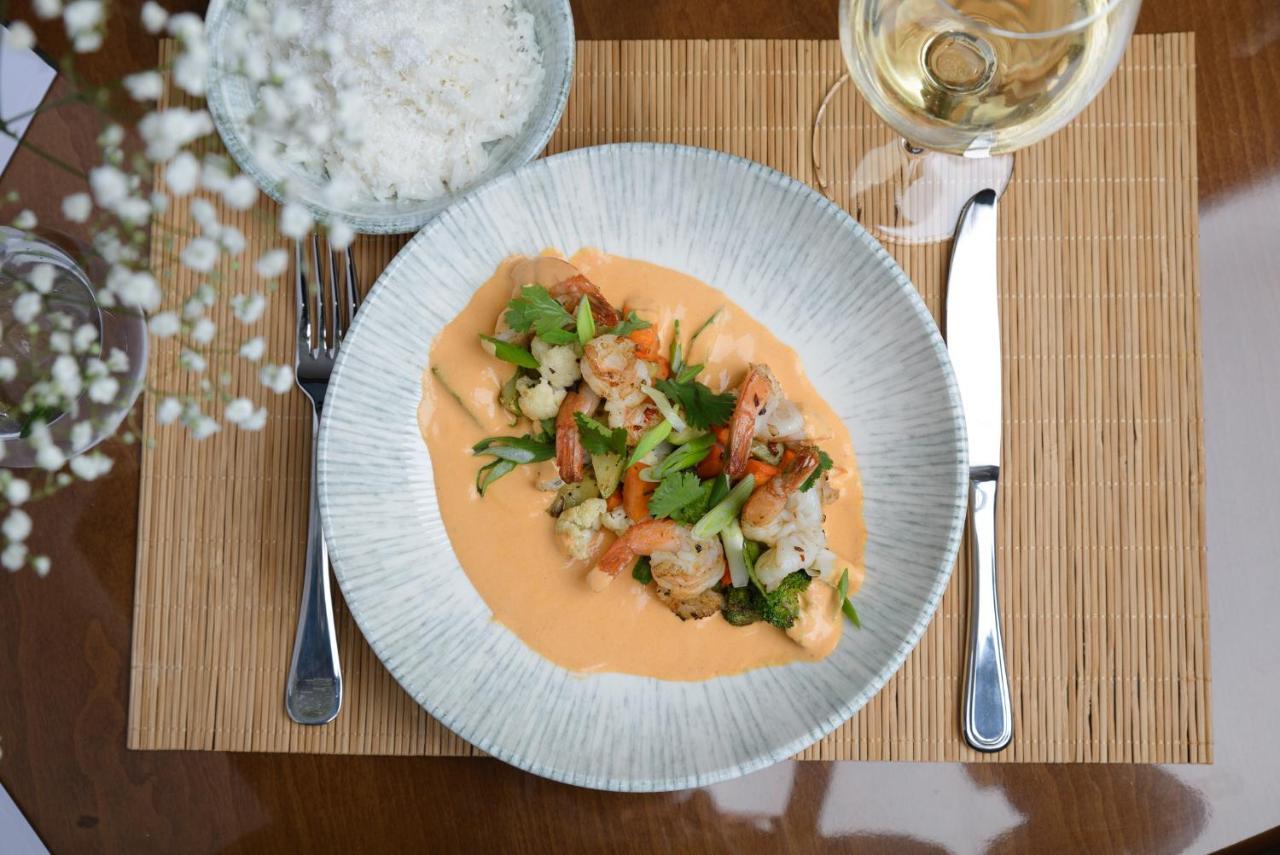 Royal Tulip Hotel & Casino, Tbilisi Exteriér fotografie A plate of Thai seafood chowder