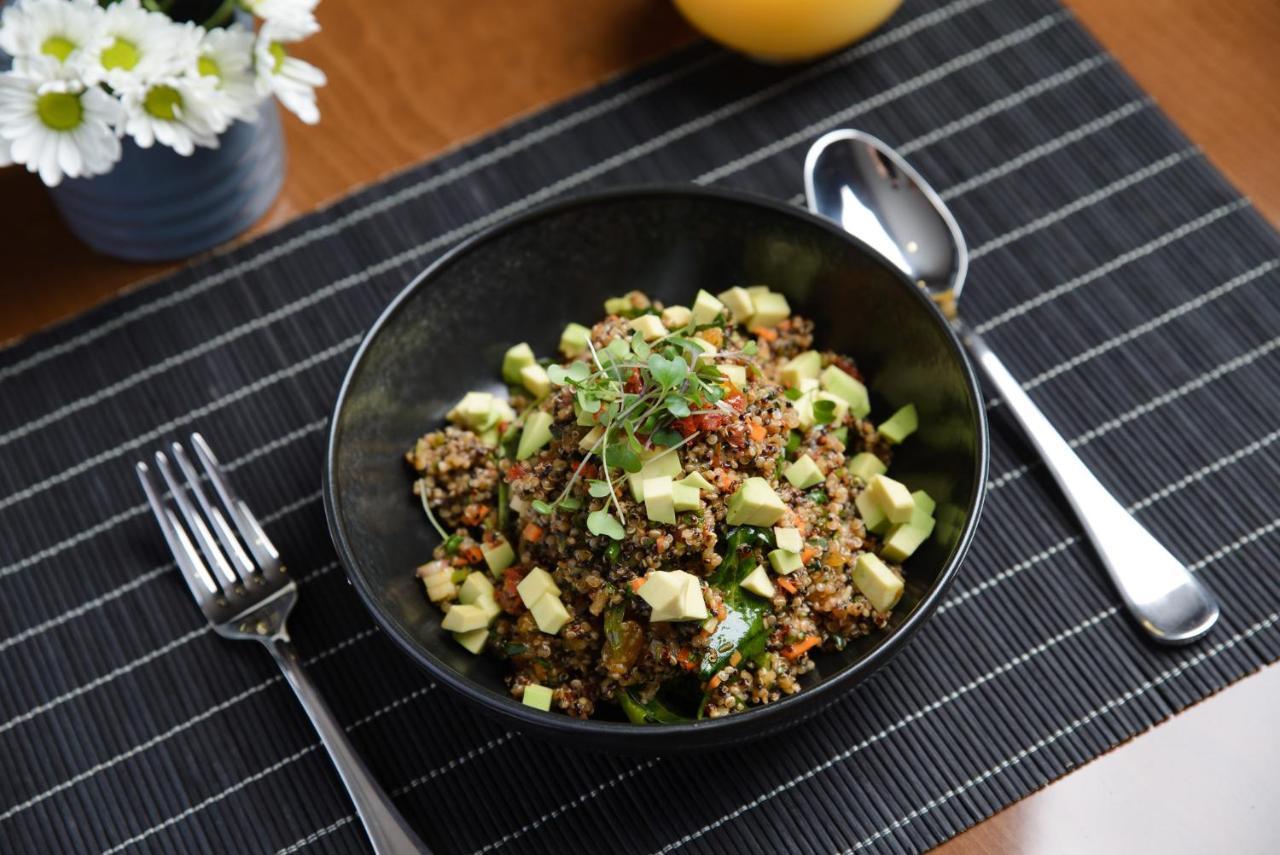 Royal Tulip Hotel & Casino, Tbilisi Exteriér fotografie Quinoa salad with avocado