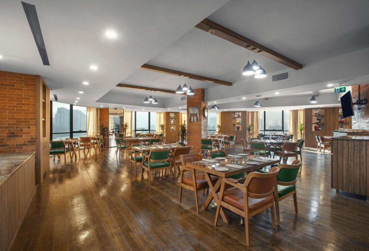 Royal Tulip Hotel & Casino, Tbilisi Exteriér fotografie The restaurant at the 10th floor