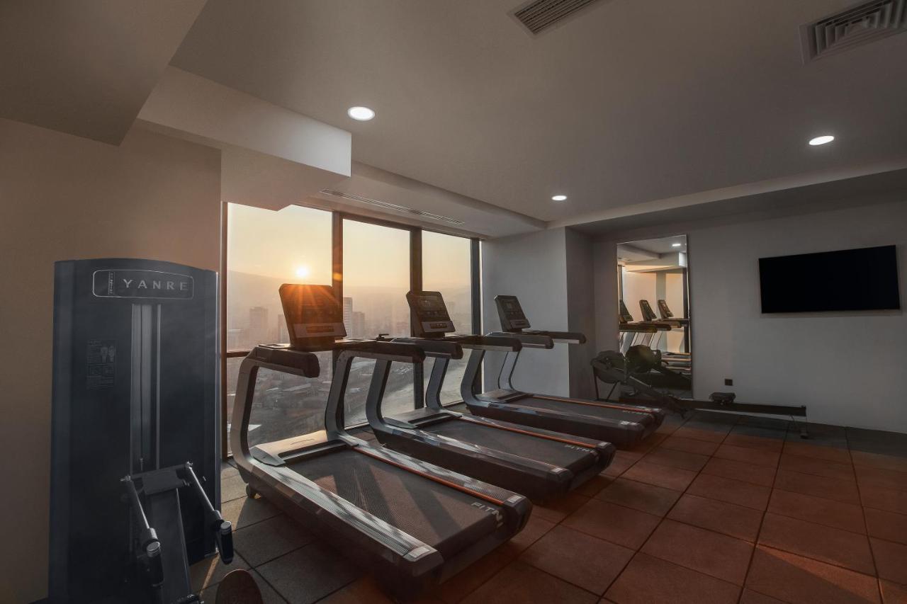 Royal Tulip Hotel & Casino, Tbilisi Exteriér fotografie The gym at the hotel