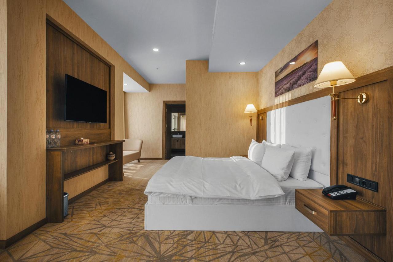 Royal Tulip Hotel & Casino, Tbilisi Exteriér fotografie Deluxe Suite