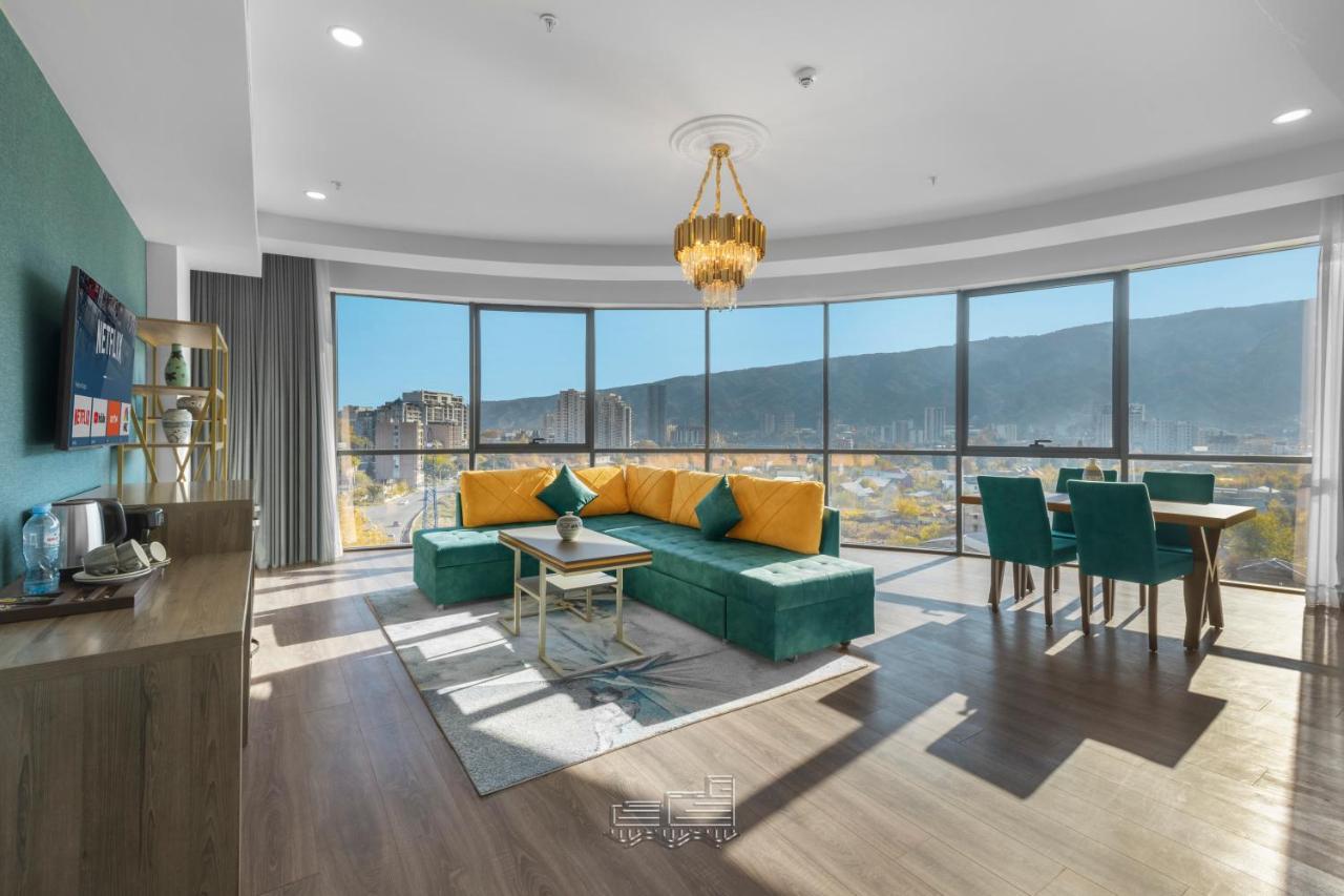 Royal Tulip Hotel & Casino, Tbilisi Exteriér fotografie A living room in a modern apartment