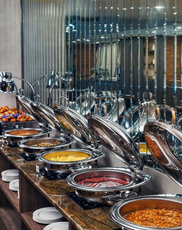 Royal Tulip Hotel & Casino, Tbilisi Exteriér fotografie A buffet at a hotel