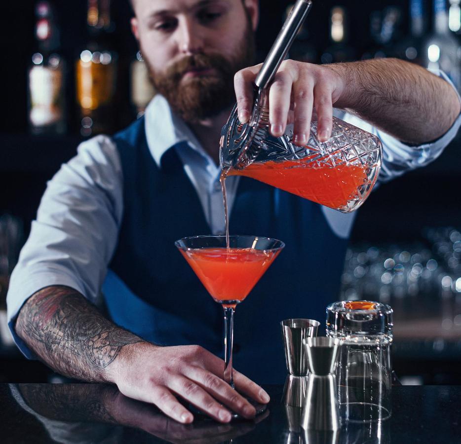 Royal Tulip Hotel & Casino, Tbilisi Exteriér fotografie A bartender preparing a cocktail