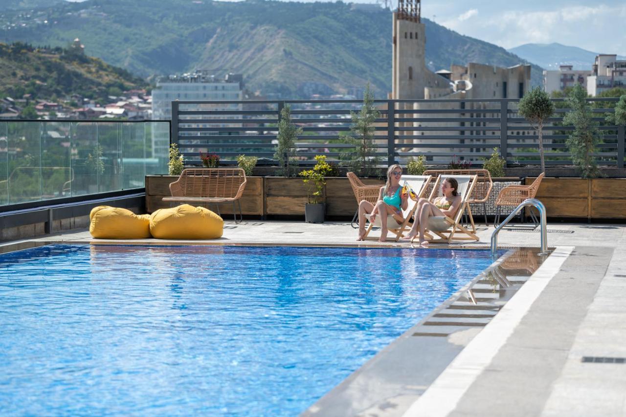 Royal Tulip Hotel & Casino, Tbilisi Exteriér fotografie Rooftop pool